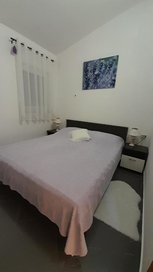 Apartmani Ivankovic Karlobag Exterior photo