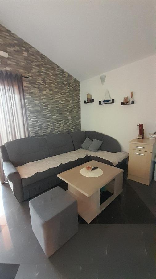 Apartmani Ivankovic Karlobag Exterior photo