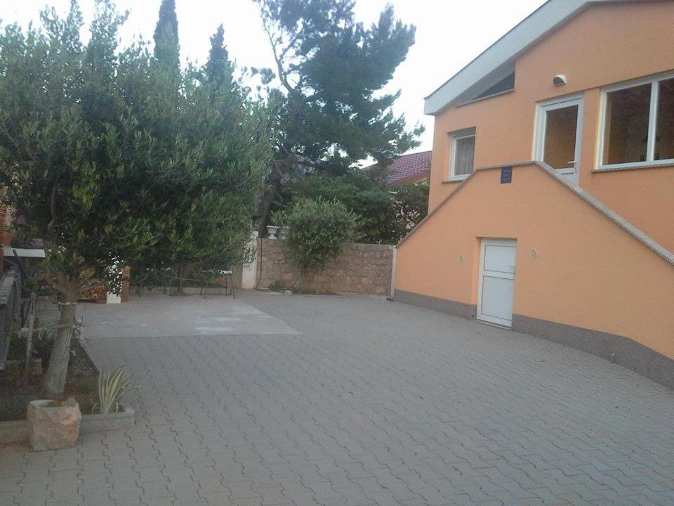 Apartmani Ivankovic Karlobag Exterior photo